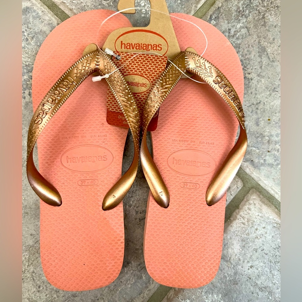 NWT Havaians Blush and rose gold flip flops